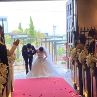 雨天だったのでチャペル内でフラワーシャワー