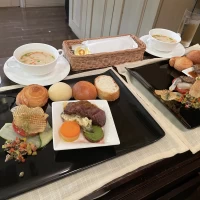 全てが終わったあと、控室で新郎新婦でお料理を頂きました。