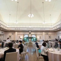 各机に飛沫感染防止のパネルを設置