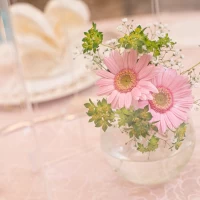 各ゲストテーブルのお花、終了後ゲストに持ち帰ってもらった