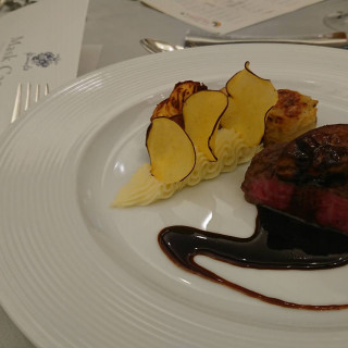お肉のメインです。和牛ステーキの上にフォアグラが乗っています