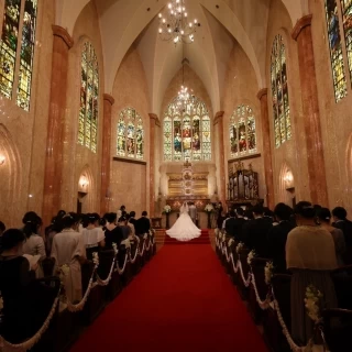教会後方部からの景観です。
赤い絨毯が映えます。