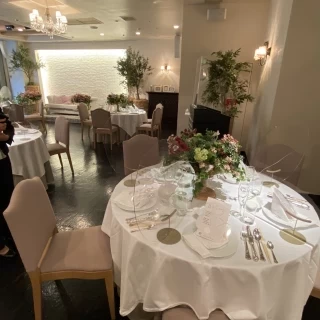 円卓からみた新郎新婦の距離感