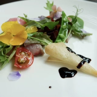 プロポーズの花束をイメージした前菜