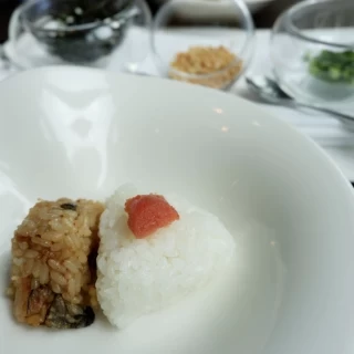 新郎新婦の地元食材使用のおにぎり
お好みで出汁茶漬けに