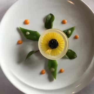 ひまわりをモチーフにした前菜です。