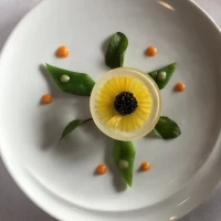 ひまわりをモチーフにした前菜です。