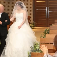バージンロード横の装花ドレスが引っかかりました。