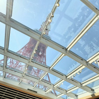 挙式会場の天井から見える東京タワー