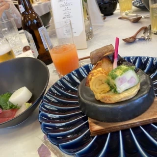 お肉料理。丸い石でじゅうじゅう焼きました。