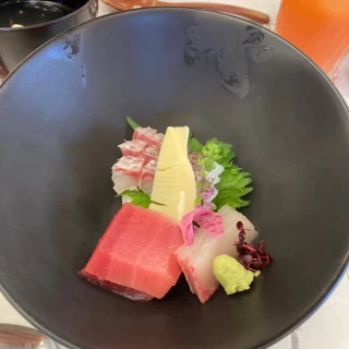 お刺身です。下にある大根のつまが芸術的でした。
