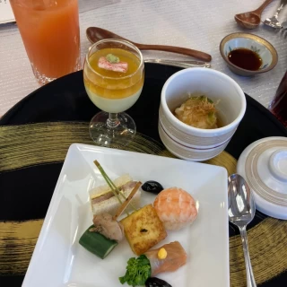 前菜盛り合わせ。ジュレのかかってるムースがおいしかったです。