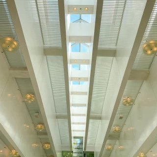 チャペルの天井から青空が見えます