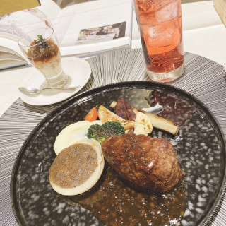 試食では、前菜、お肉料理を食べました