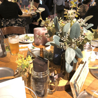ゲストのテーブルは造花でしたが生花に負けない色合いで可愛かっ