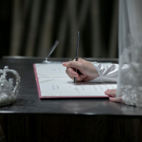 結婚証明書にサインするテーブル