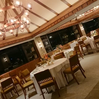 夜のグランドビーチの会場