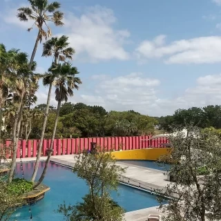 ホテルから見えるプール。