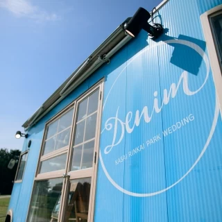 青いバスが目印なのでわかりやすいです。