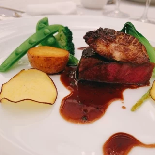 牛フィレ肉のグリル　フォアグラのせ