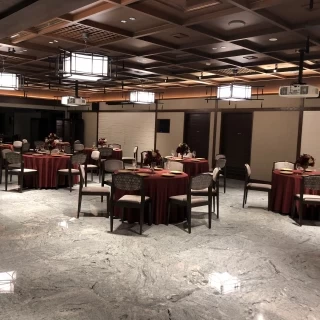 大理石の床の会場