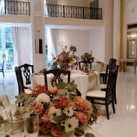 白を基調とした清潔感あふれる会場