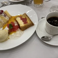 ウエディングケーキとデザートに食後のコーヒーか紅茶を選ぶこと