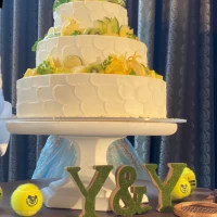 テニスをイメージして作ってもらったウェディングケーキ