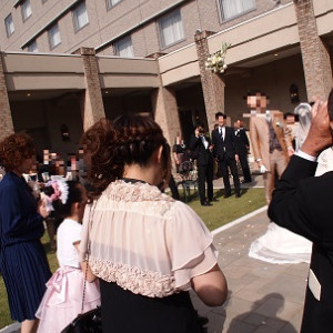チャペル外ガーデンにてブーケトス|58278さんのホテル日航熊本の写真(97603)