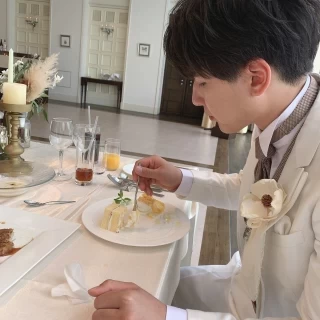 ウェディングケーキは切り分けて盛り付けてくれます