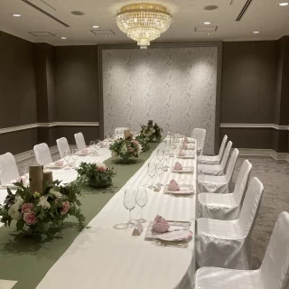 10名ほどの披露宴会場