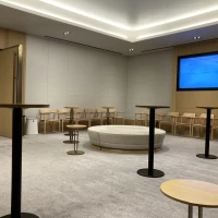 挙式会場前のゲスト待合室