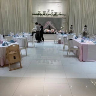 ピンクでかわいくまとめた披露宴会場
