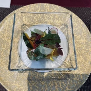 オードブルで、魚介と野菜が沢山使われていました。