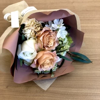 見学時披露宴会場に入る際に、頂いたお花