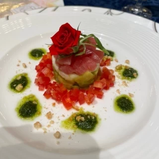 マグロとアボカドの周りをバジルソースで飾られていました。