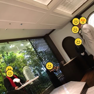 ガラス張りで明るい