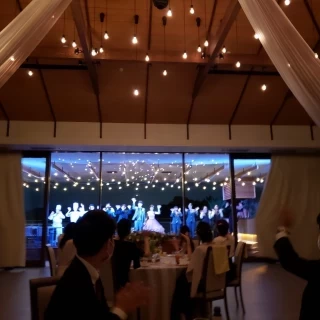 夜はガラスに照明が反射して綺麗です