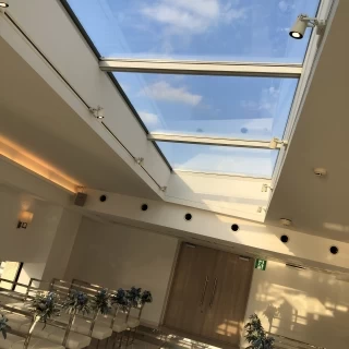 天空も見えるチャペル