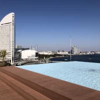 屋上の浅いプールとみなとみらいの景観です。