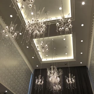披露宴会場のシャンデリアです。天井がとても高くて綺麗です。