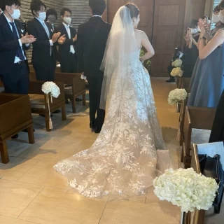 チャペルに光が入り、ドレスが映えます。