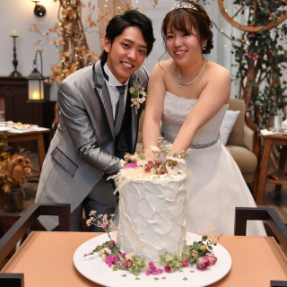 こだわったケーキの前でニコニコです、笑