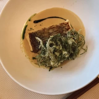 メインの一つめ、お魚です。ソースがとても美味しかったです。