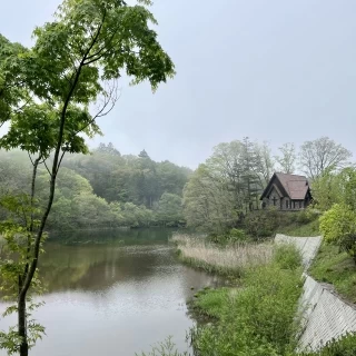 教会の外観です。湖畔に建っています