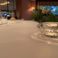 新郎新婦の着座していた長机の上の写真です。