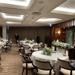 落ち着いた色味の会場です