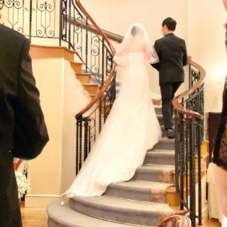 螺旋階段には裾の長いドレスが映えます