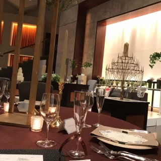 大人数出席できるほど広いです。照明がおしゃれ！