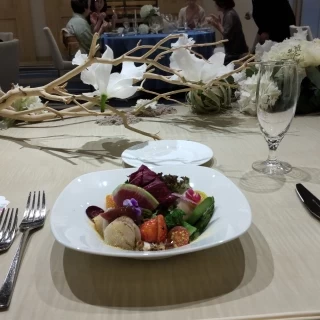カリフォルニア産のブラータチーズと季節野菜のサラダ